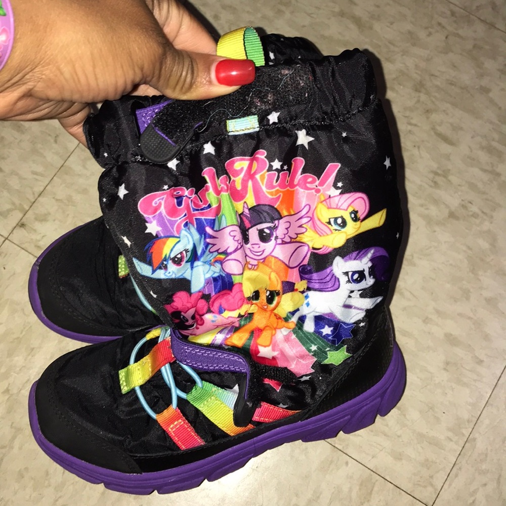 Cute girls snow boots...